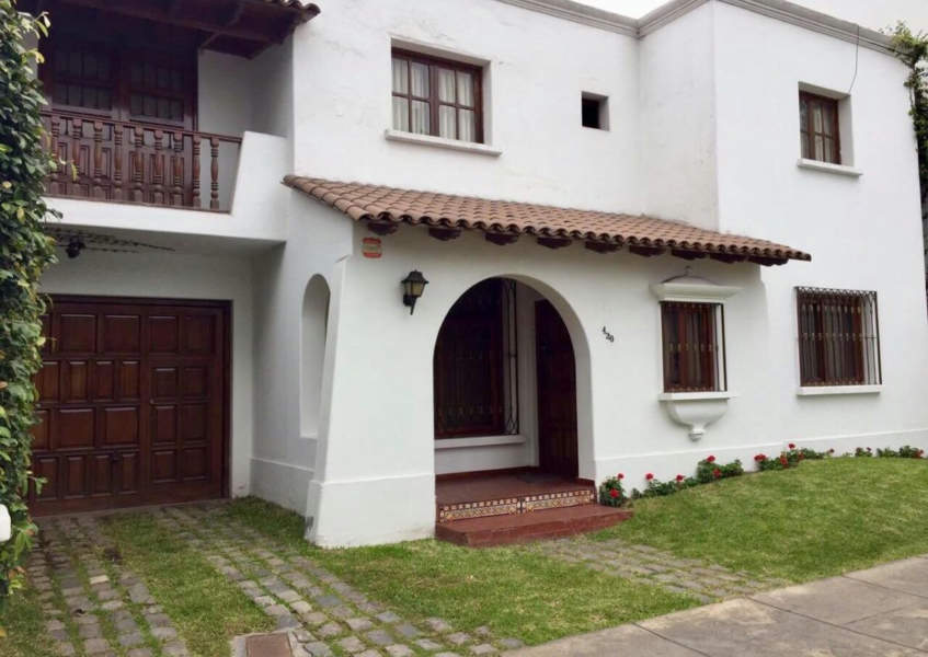 VENDO, acogedora casa para vivienda u oficina en Alfredo Salazar, San Isidro (a media cuadra clinica Americana)