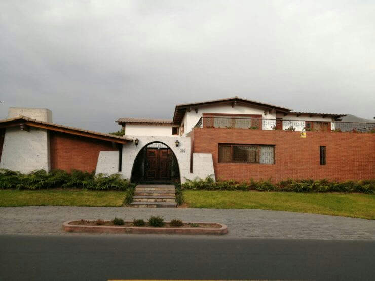 VENDO, casa con piscina, cancha de fronton, en monterrico chico esq Batallon Callao, Surco