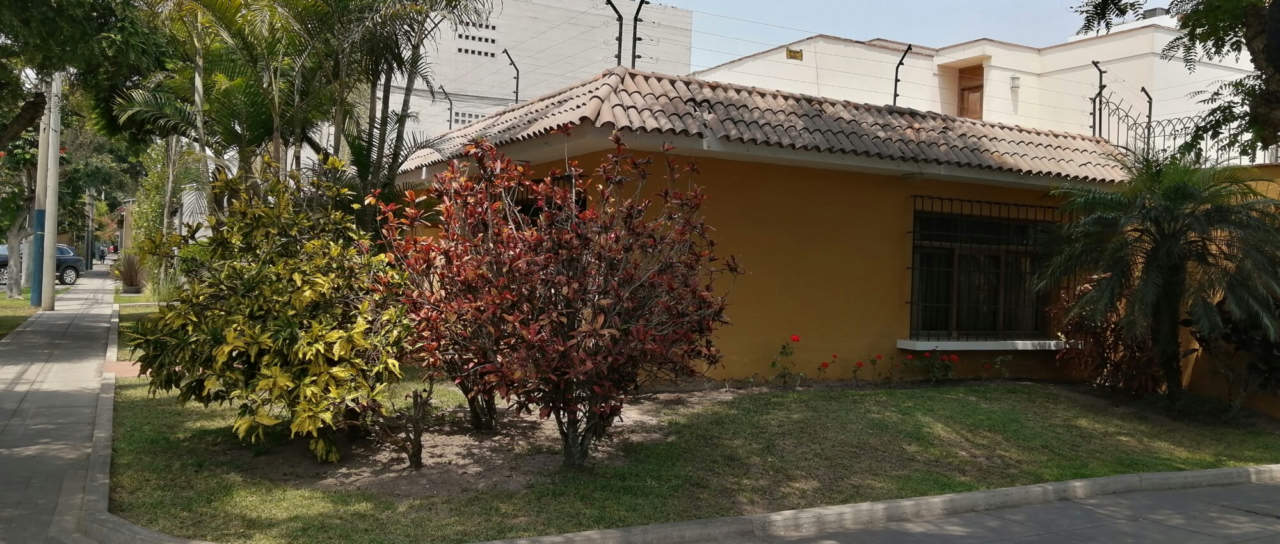 VENDO, casa en esquina, en Paul de Beaudiez, San Isidro (parámetros: 3 pisos)