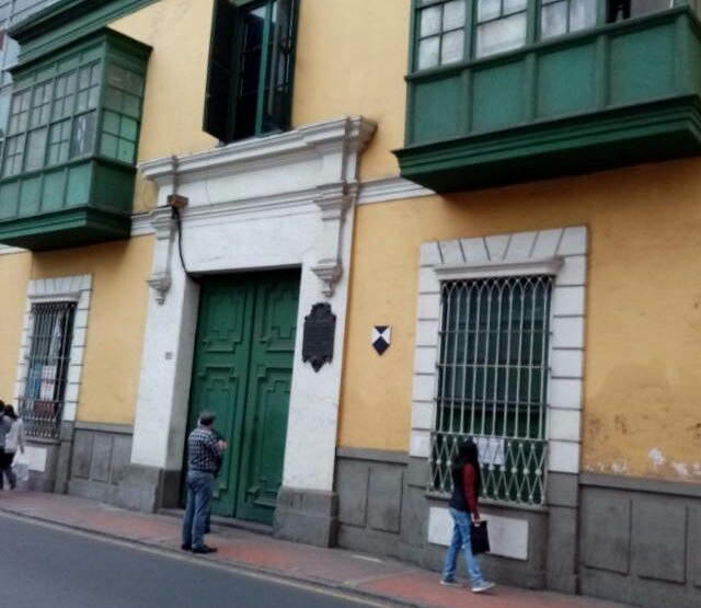 VENDO, excelente casona de 2 pisos para oficina o comercio, en Jr. Miroquesada, Lima