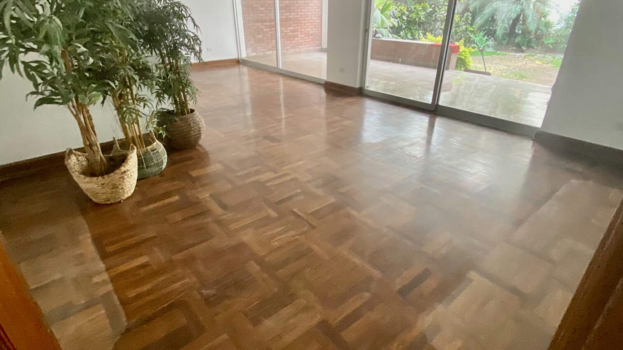 VENDO, dpto en Bruno Moll, piso 1, La Aurora, Miraflores (remodelado, jardin, 2 dorm)