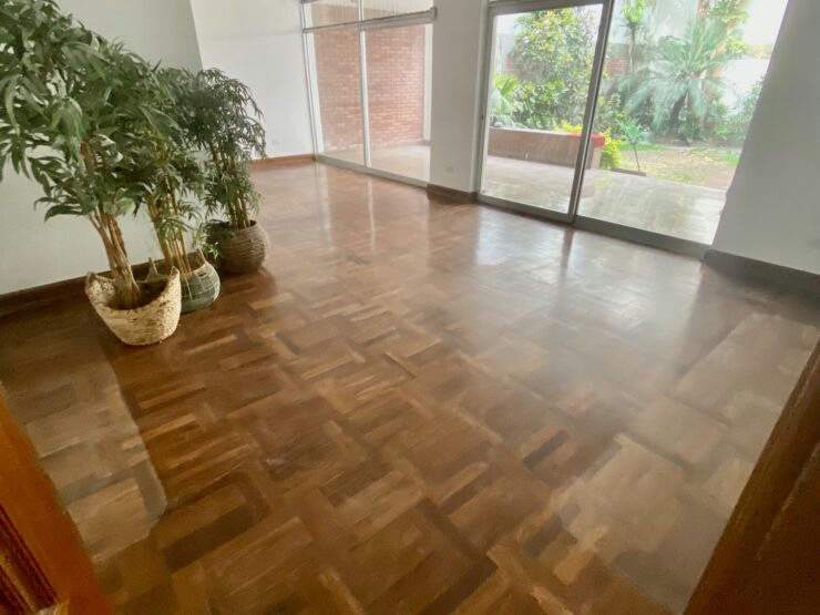 VENDO, dpto en Bruno Moll, piso 1, La Aurora, Miraflores (remodelado, jardin, 2 dorm)