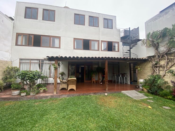 VENDO, casa con 3 dptos independientes en Las Moras, La Aurora, Miraflores