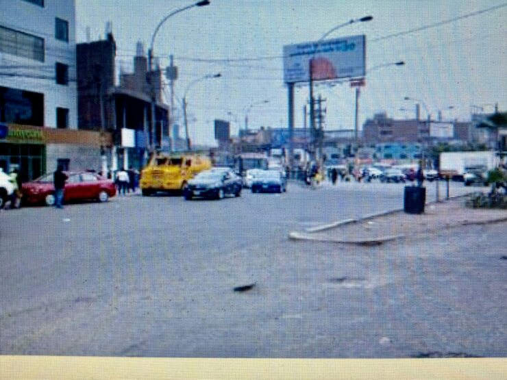 ALQUILO, VENDO, Local Comercial en Alfredo Mendiola cuadra 37 (3 pisos)