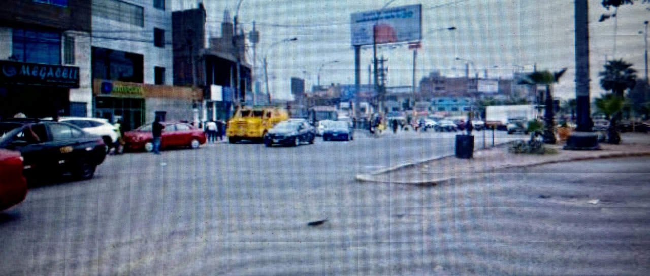 VENDO, ALQUILO, LOCAL COMERCIAL EN ALFREDO MENDIOLA, Cuadra 37, LOS OLIVOS (3 PISOS)