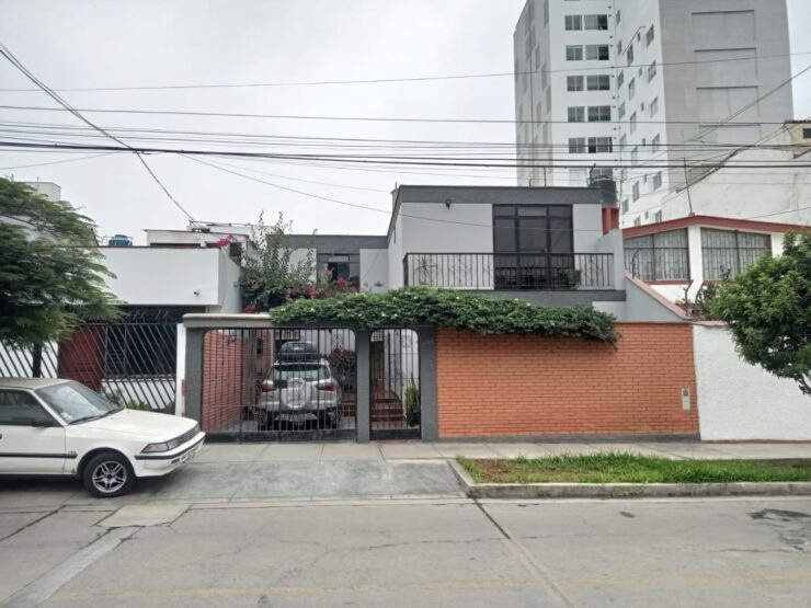 VENDO, casa en Bartolome Herrera, Las Gardenias, Surco (3 dorm)