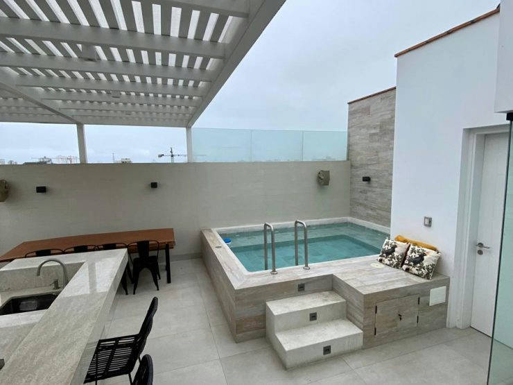 VENDO, Dpto duplex en excelente edificio en Lord Nelson 244, piso 7, Miraflores (3 dorm, piscina)