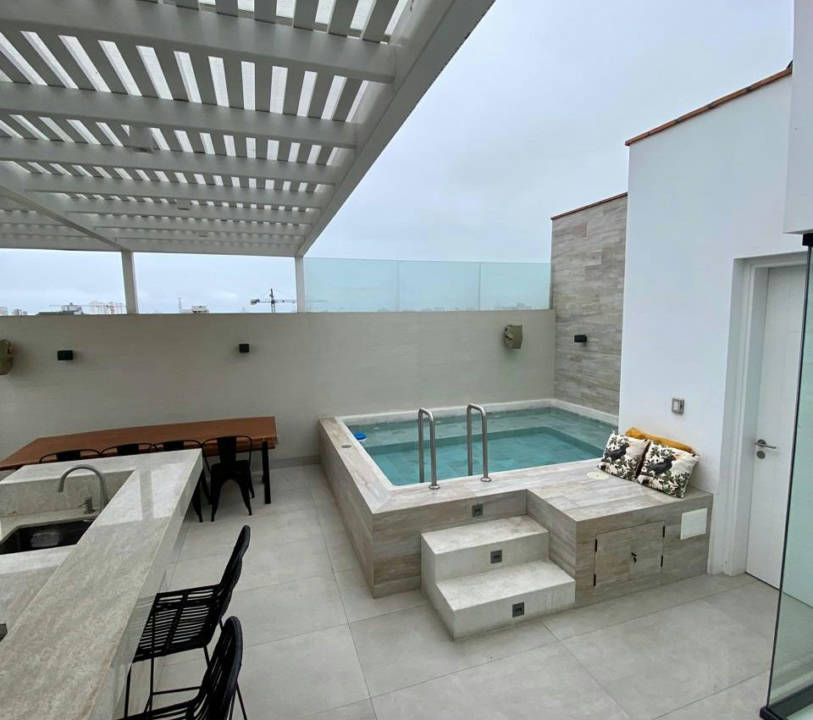 VENDO, Dpto duplex en excelente edificio en Lord Nelson 244, piso 7, Miraflores (3 dorm, piscina)