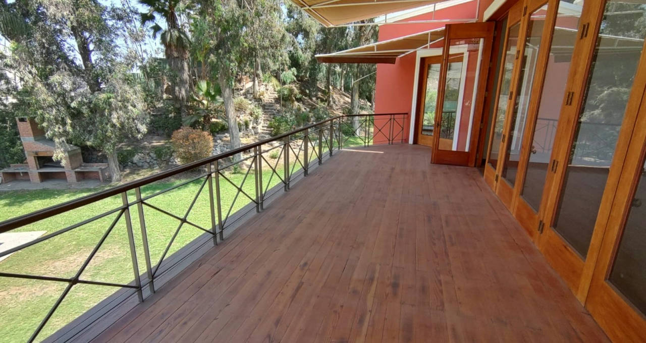 VENDO, casa en La Quebrada 111, La Planicie, La Molina, con piscina