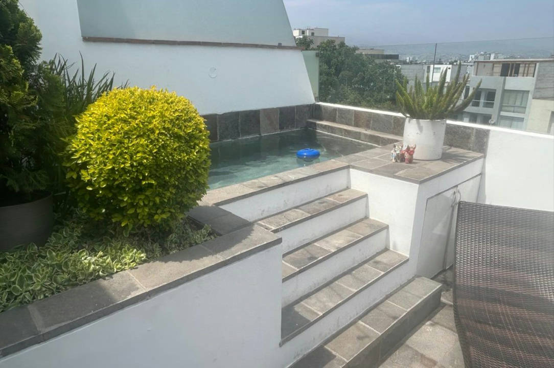 VENDO, dpto duplex con 4 dorm, piscina, en Casimiro Ulloa 360, piso 7, San Antonio, Miraflores