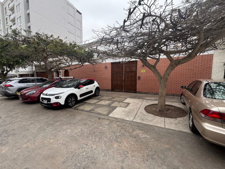 VENDO, amplia casa en Jr. Baca Flor, Magdalena con dpto independiente