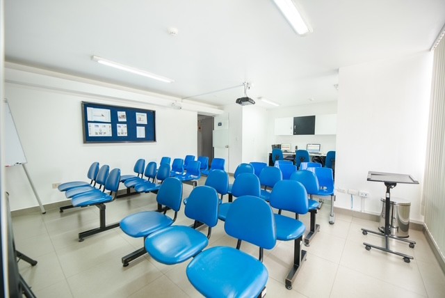 ALQUILO, Edificio de 3 pisos 600mts. como Local Comercial u Oficinas en Petit Thouars 3969 San Isidro