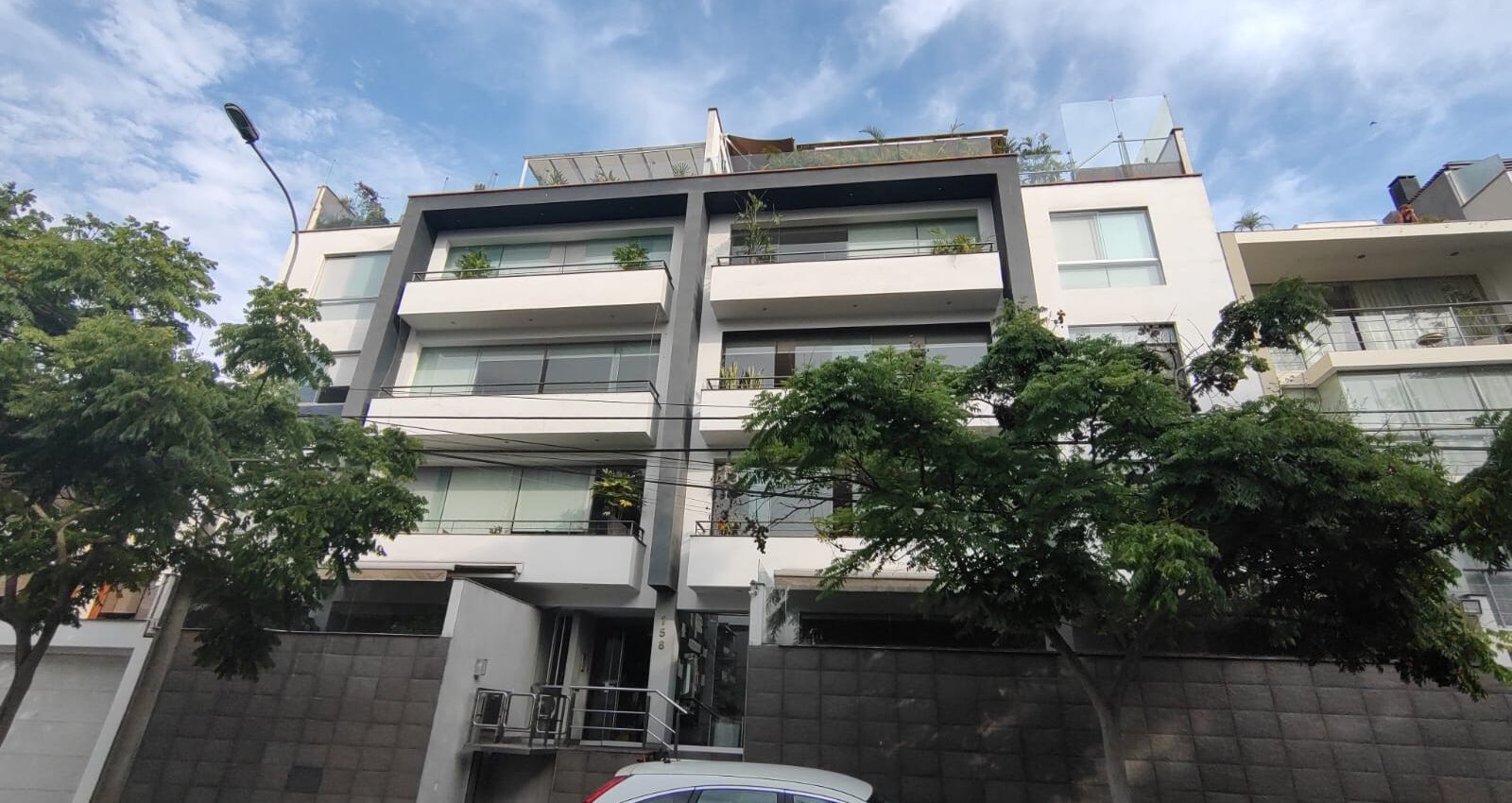 VENDO, Excelente dpto en Arias Robles, La Aurora, Miraflores (flat, 3 dorm, 3 cocheras)