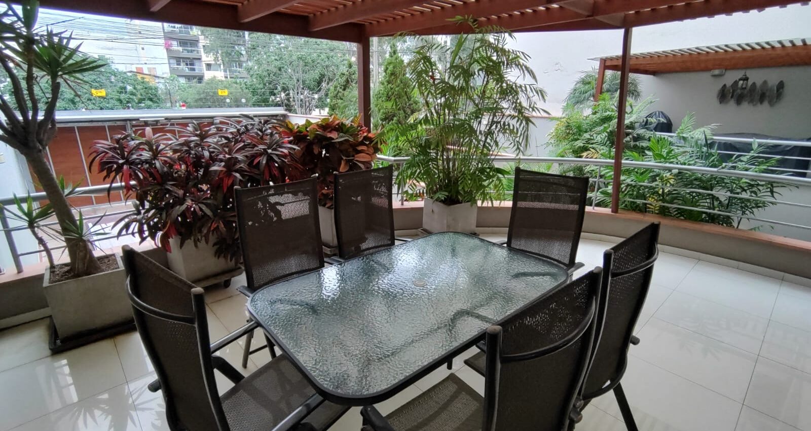 VENDO, dpto en Los Ingenieros, Valle Hermoso, Surco (primer piso elevado, con patio, 3 dorm)
